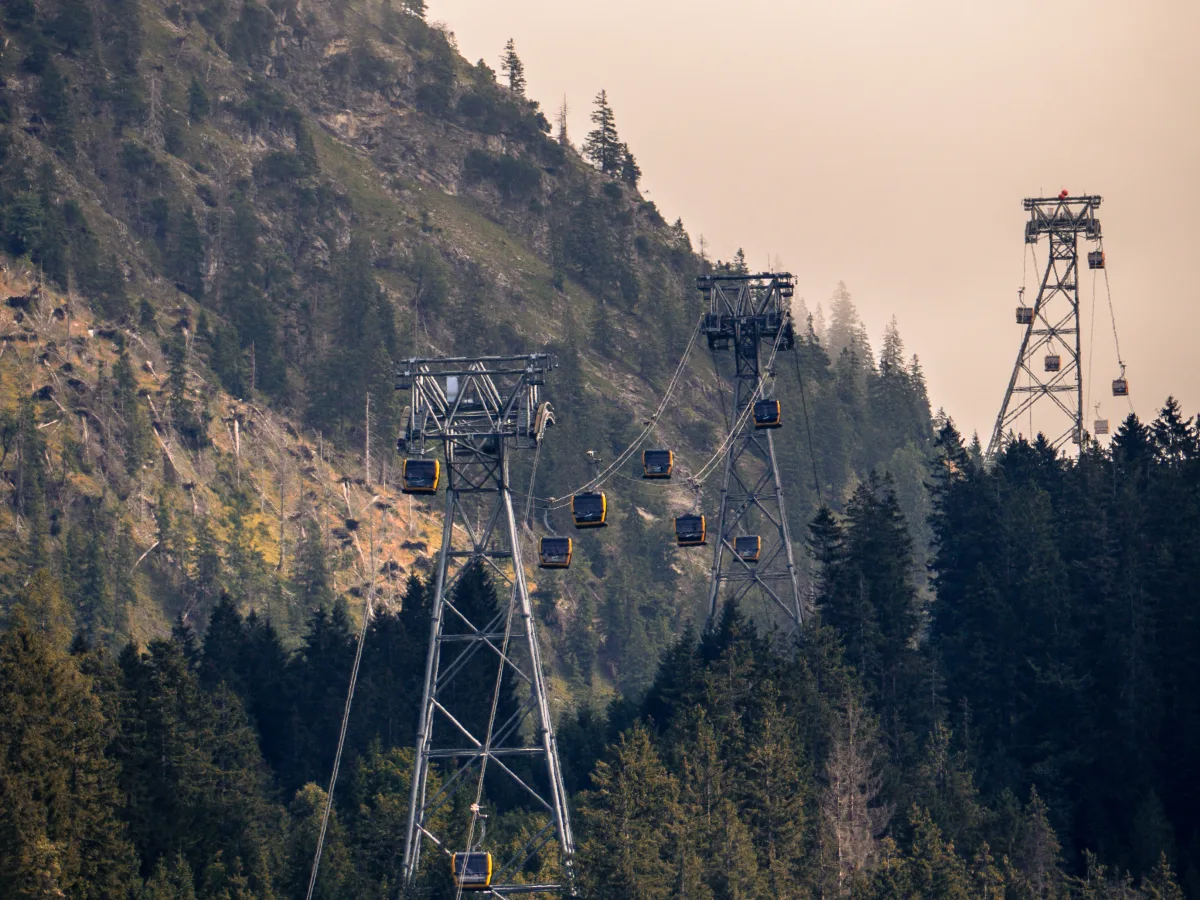Halloween und Herbstferien hinter dem Riedbergpass: Fackeln, Schmiedefeuer und eine Kirche im Dunkeln