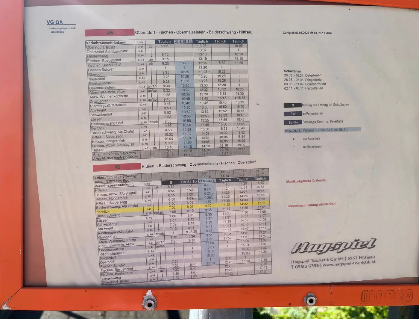 Der Aushang der Buslinie 46 im Schaukasten an der Haltestelle in Balderschwang, mit beiden Fahrtrichtungen und dem Logo der Verkehrsgemeinschaft Oberallgäu