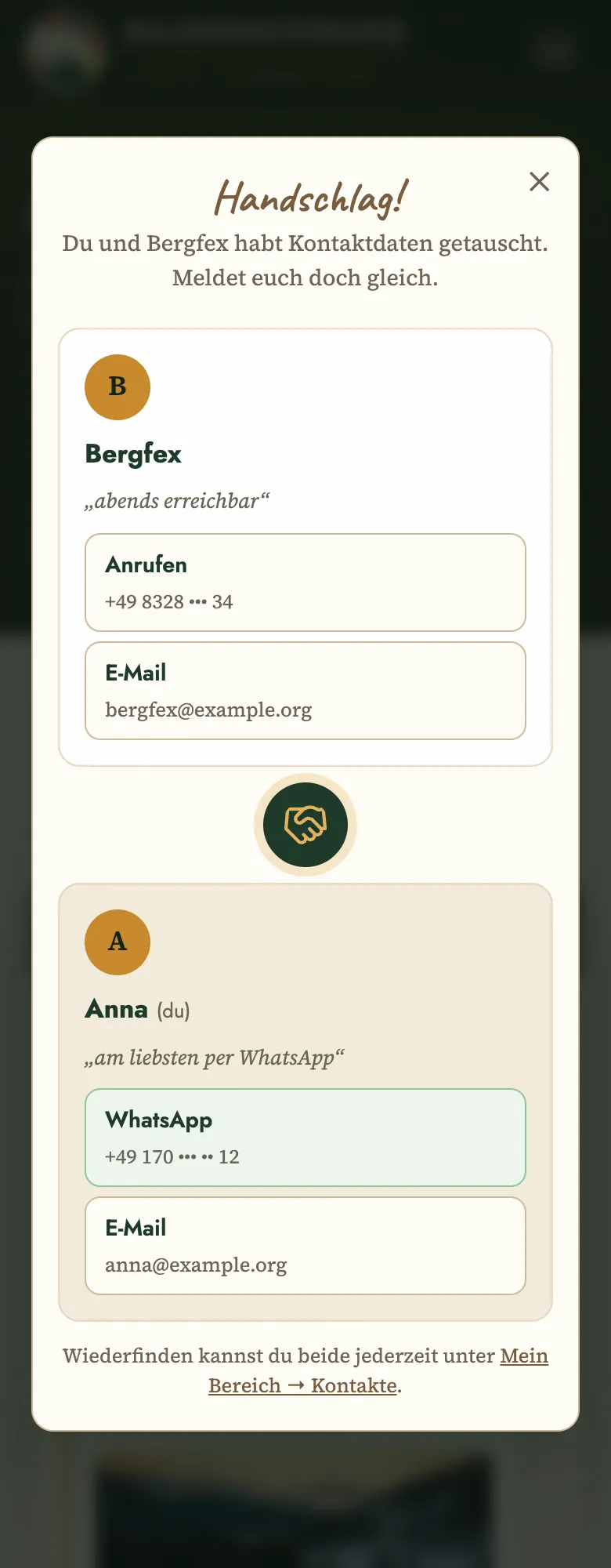 Der Handschlag: zwei Kontaktkarten mit Anrufen, WhatsApp und E-Mail, dazwischen ein Handschlag-Symbol